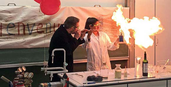 Schülerinnen und Schüler führen chemische Experimente auf Französisch vor.