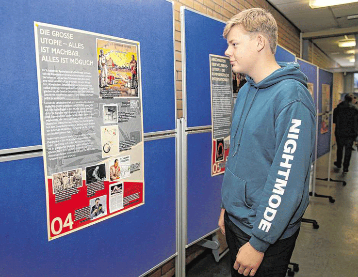 Der 16-jährige Merlin aus Schwachhausen schaut sich die Ausstellung im Schulzentrum Utbremen an. FOTOS: ROLAND SCHEITZ